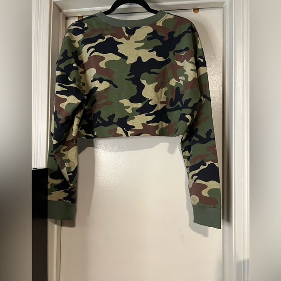 Forever 21 | Cropped Long-Sleeve Tee | Raw Cut | L - Picture 2 of 4